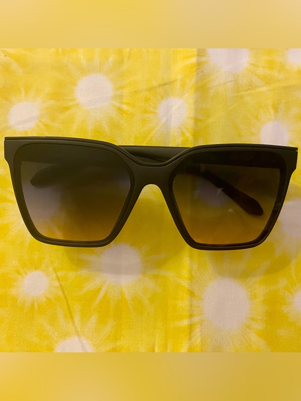 Quay | Level Up | Black Frame / Smoke Polarized Lens - Picture 3 of 16